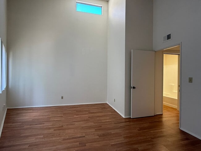 Building Photo - Bright 2 Bedroom Condo with Fireplace, Washer/Dryer, 2-Car Garage & Prime Central San Diego Location