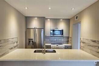 Building Photo - 2818 S Bartell Dr