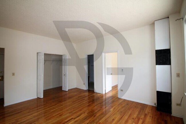 Building Photo - 0 bedroom in CHICAGO IL 60613