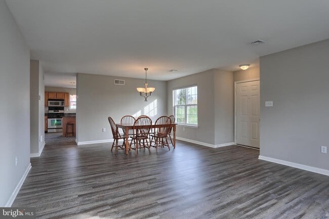 Building Photo - 150 Merlin Dr