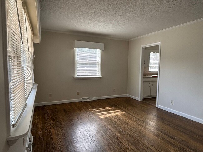 Foto del edificio - 3 BR with deck conveninent to Four Seasons Mall