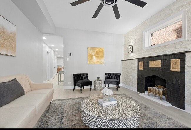 Building Photo - 1809 W Armitage Ave