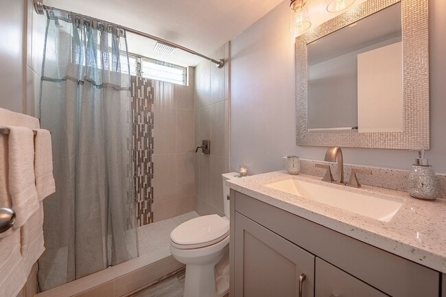 Building Photo - Lovely Renovated 2 Bedroom Condo