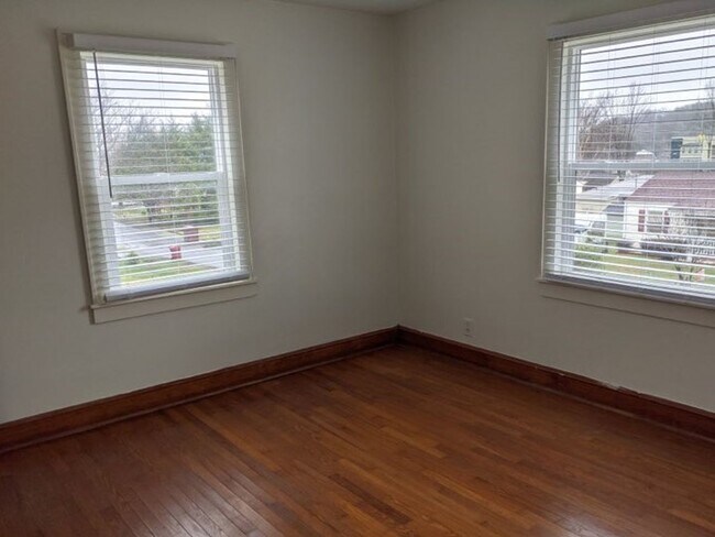 Foto del edificio - Sweet House with Privacy Fenced Backyard! Walk or Bike to ETSU Medical School & Pharmacy School &...