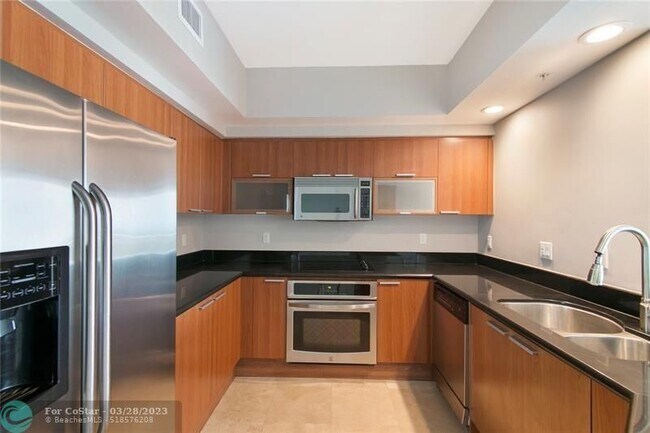 Building Photo - 15051 Royal Oaks Ln
