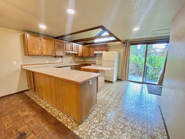 Building Photo - PRIVATE, SPACIOUS GLADSTONE STUNNER!! ALL UTILITIES INCLUDED!!