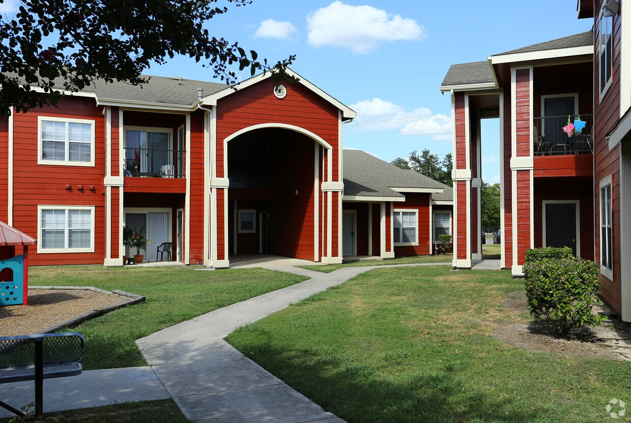Champions Crossing 345 Champions Blvd San Marcos, TX Apartments for