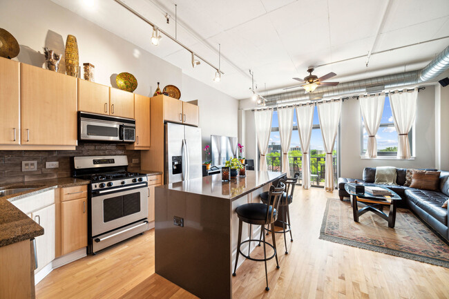 Foto del edificio - 1301 W Madison St