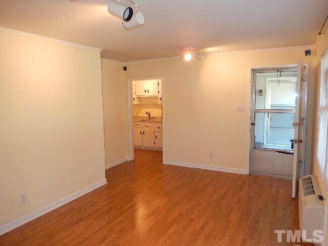 Foto del edificio - 835 Daniels St