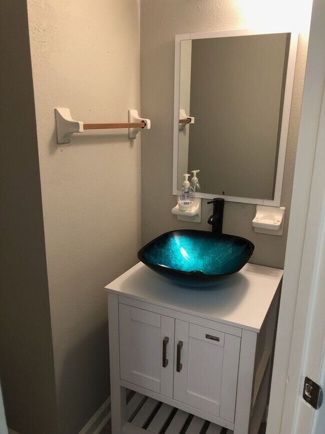 Foto del edificio - 2bedrooms Available June 2025 in Palms West