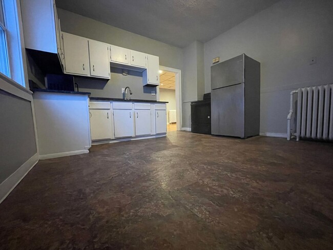 Building Photo - Awesome 3 Bedroom 1 bath duplex!