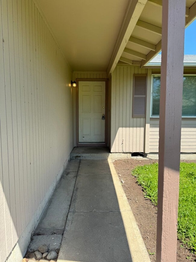 Building Photo - 3 bed 2 bath house in a great neighborhood!