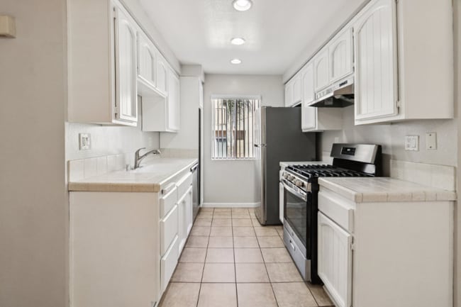 Building Photo - 725 E Providencia Ave