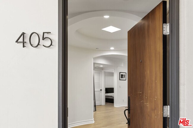 Building Photo - 122 N Clark Dr