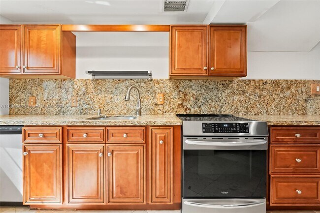 Building Photo - 2530 Okeechobee Ln
