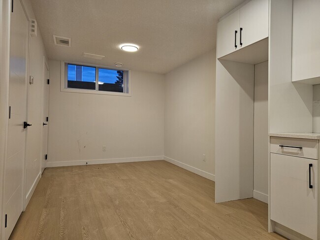 Photo du bâtiment - 15315-15395 95 Ave NW