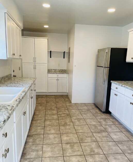 Building Photo - Expansive Elegant and Modern Stunning 3 Be...