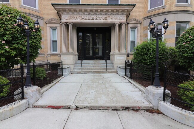 Foto del edificio - 1569 Beacon St