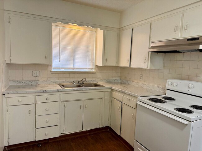 Building Photo - 489 S Backer Ave