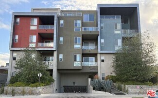 Building Photo - 4211 Redwood Ave