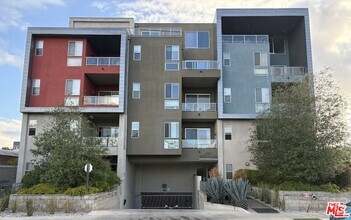 Building Photo - 4211 Redwood Ave
