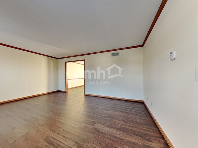 Foto del edificio - 6088 Lakewood Dr