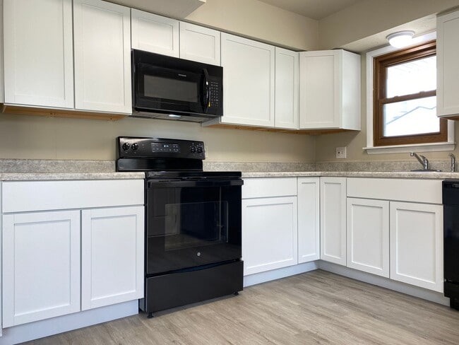 Foto del edificio - 3 Bedrooms 2 Full Bathrooms Finished Basem...