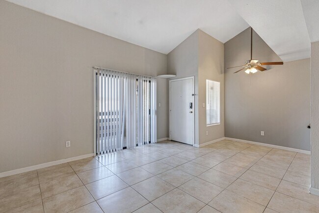 Foto del edificio - Upgraded Condo with Elegant Features and Convenient Location