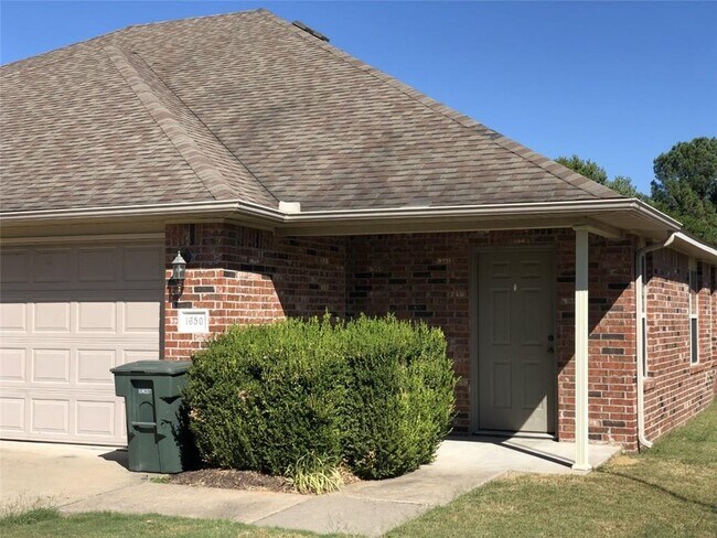 Foto del edificio - 1652 Willowbrook Dr