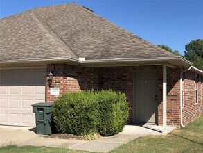 Building Photo - 1650 Willowbrook Dr