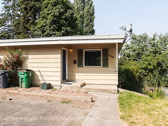 Building Photo - 443/445 N. Van Buren