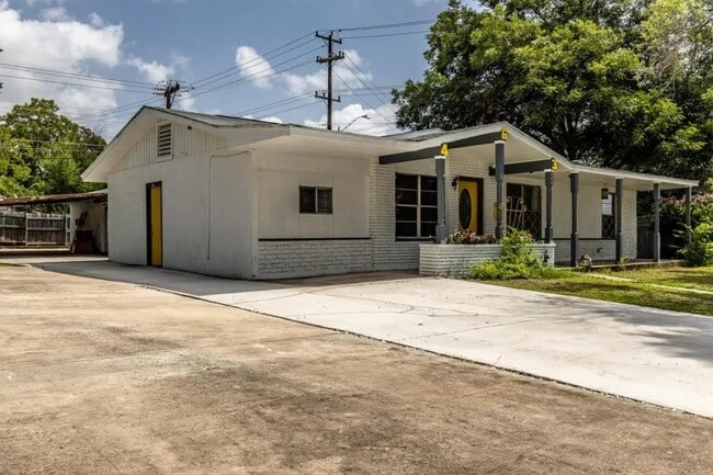 Foto del edificio - 463 Sprucewood Ln