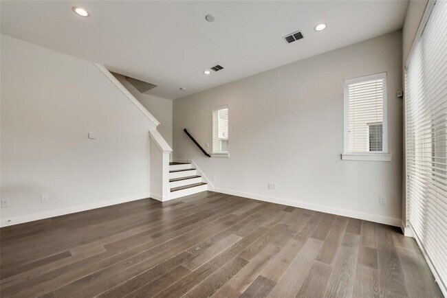 Building Photo - 1518 N Carroll Ave