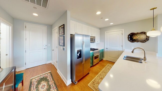 Building Photo - 701 Royal Ct