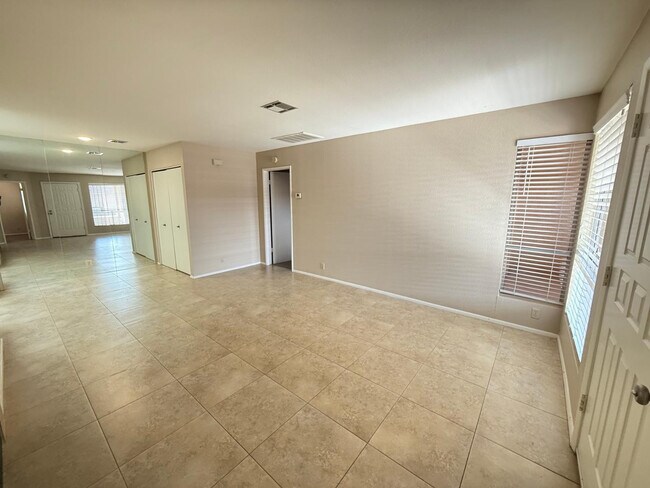 Foto del edificio - 312 W Yukon Dr