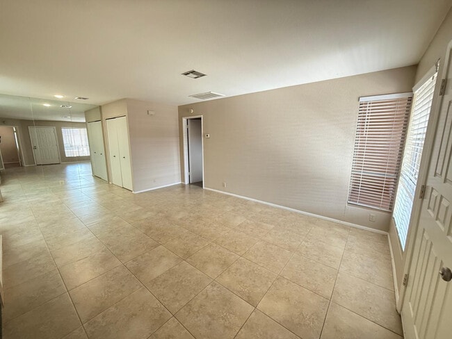 Building Photo - 312 W Yukon Dr