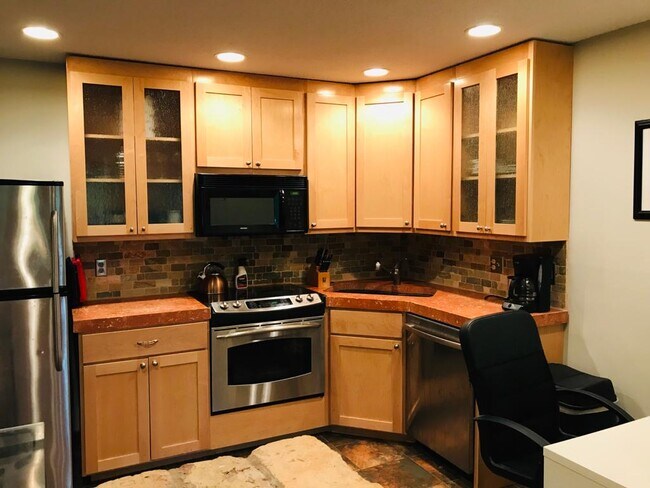 Building Photo - 2010 Ridge Dr