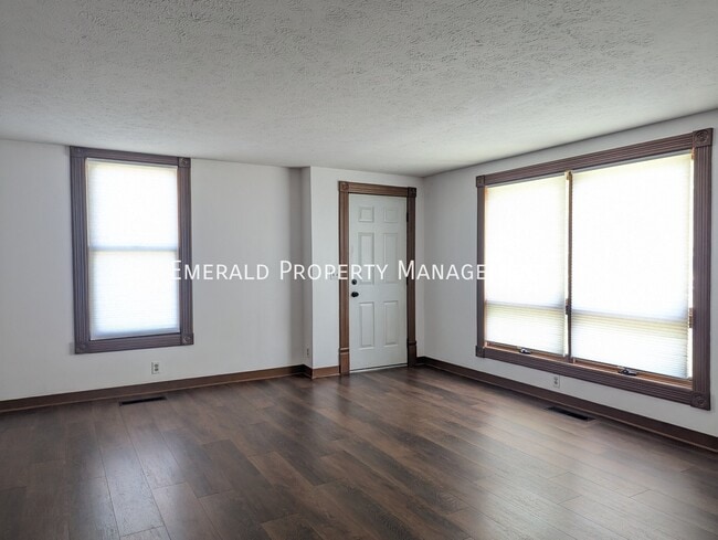 Building Photo - 520 N Prairie St