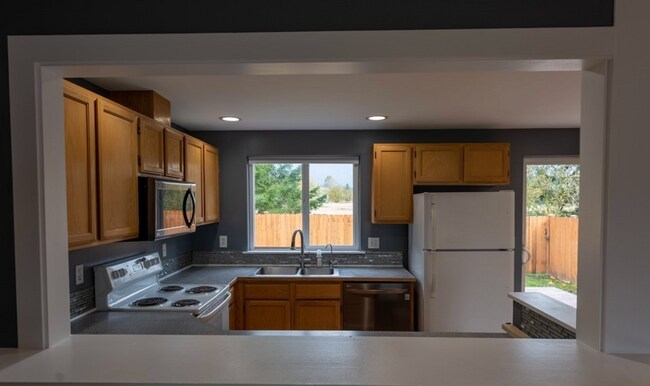 Building Photo - 4 Bedroom Home with Mountain Views & Fenced Yard