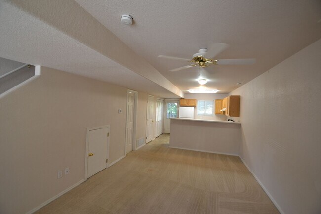 Building Photo - 2 Bedroom in D20 with AC