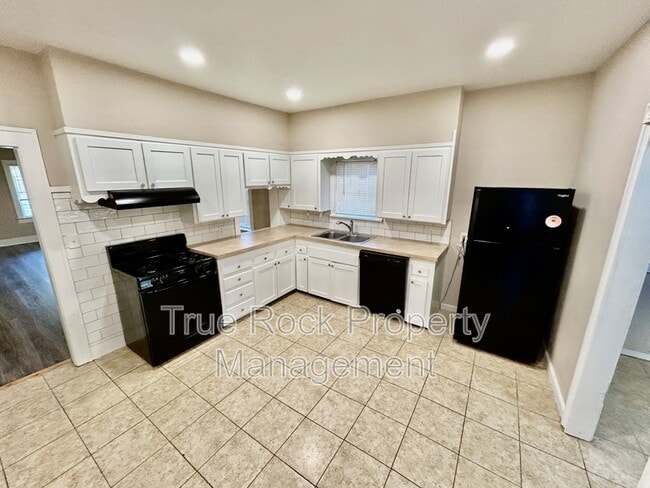 Building Photo - 804 E 13th St