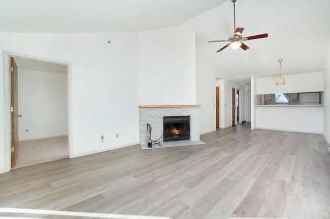 Foto del edificio - Spacious 2BR/1BA Condo in Central Fort Collins – Available Now!