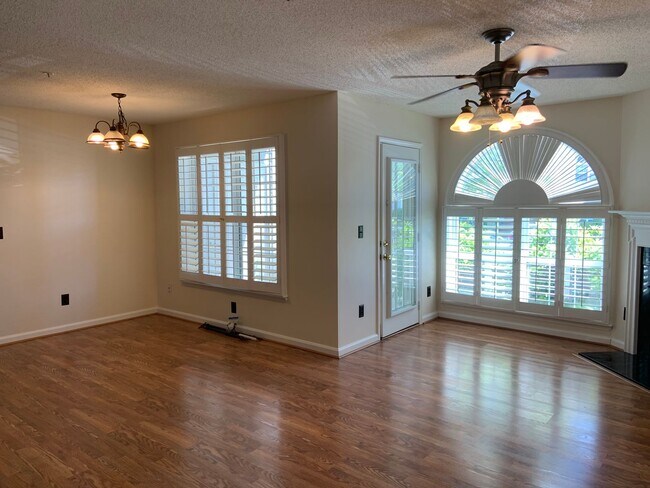 Foto del edificio - Gorgeous 2BR Somerset Village Condo