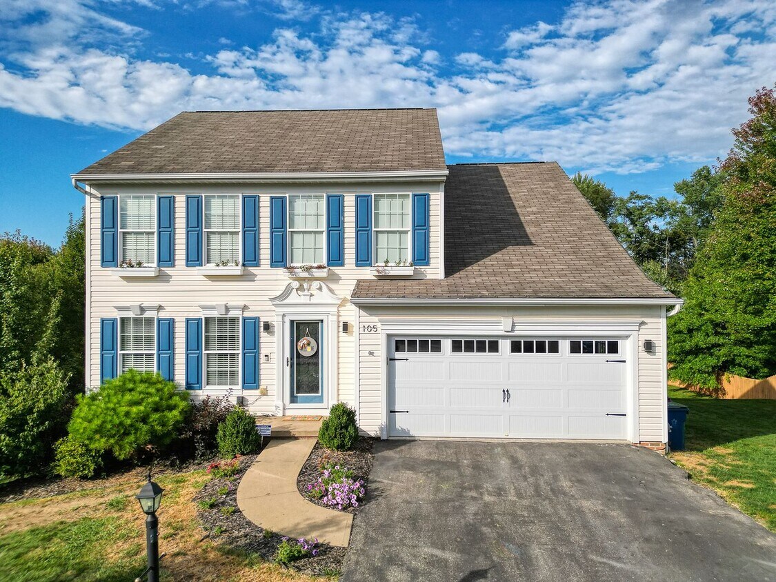 Primary Photo - Super Cute 4 bedroom 3 1/2 bath home: Perf...