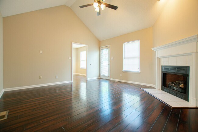 Building Photo - Three Bedroom with Bonus!