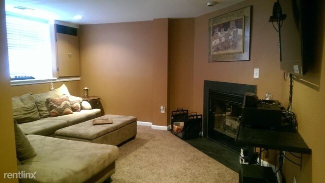 Building Photo - 3 br, 1.5 bath Townhome - 8924 Trimble Way