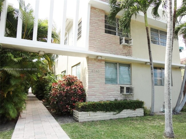 Building Photo - 4740 Pine Tree Dr