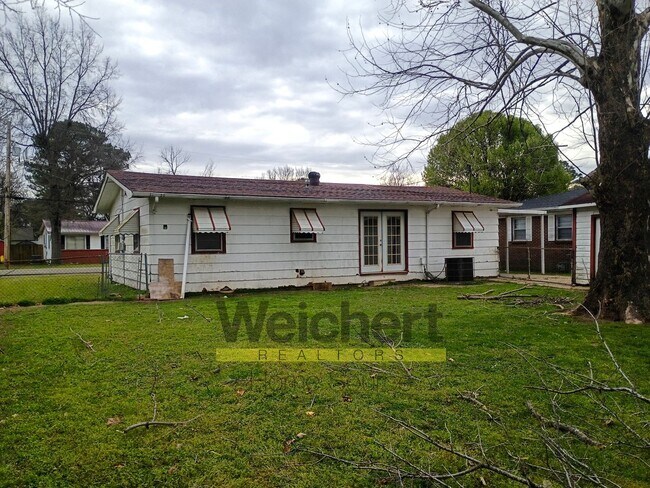 Foto del edificio - 3BR Home w/ Garage & Fenced Yard