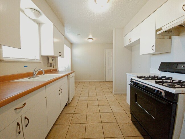 Building Photo - Charming 3-Bedroom Home with Hardwood Floo...