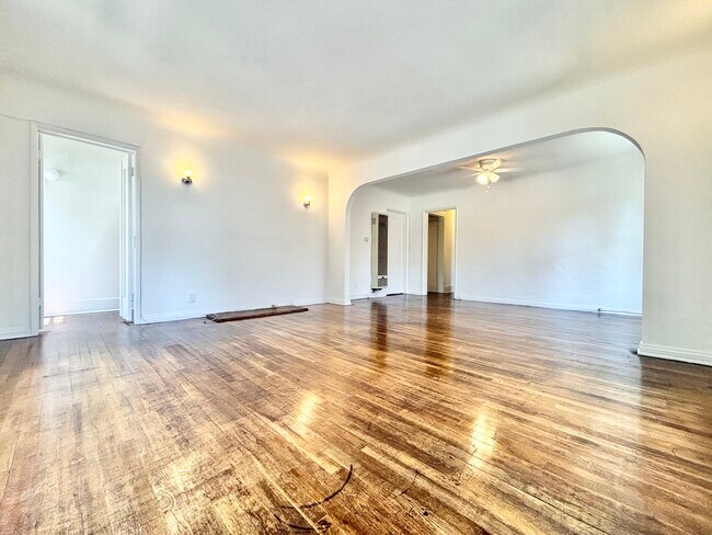 Building Photo - 522 1/2 N Heliotrope Dr Los Angeles, CA 90004
